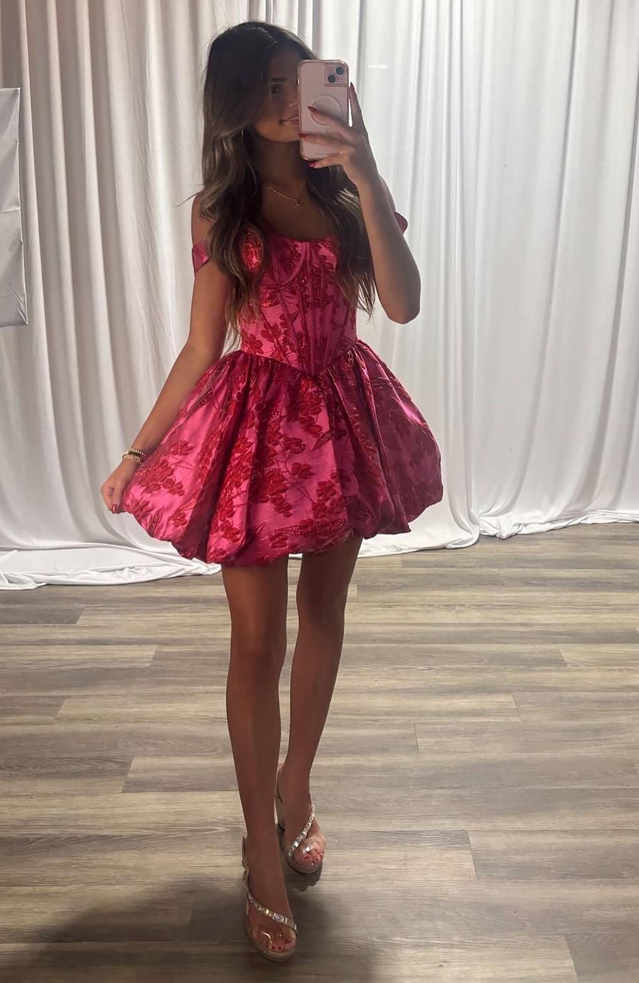 Vestidos de fiesta plisados con hombros descubiertos y estampado floral HE601