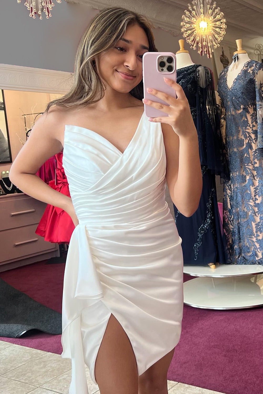 Vestidos de fiesta cortos blancos de satén con un solo hombro HE475