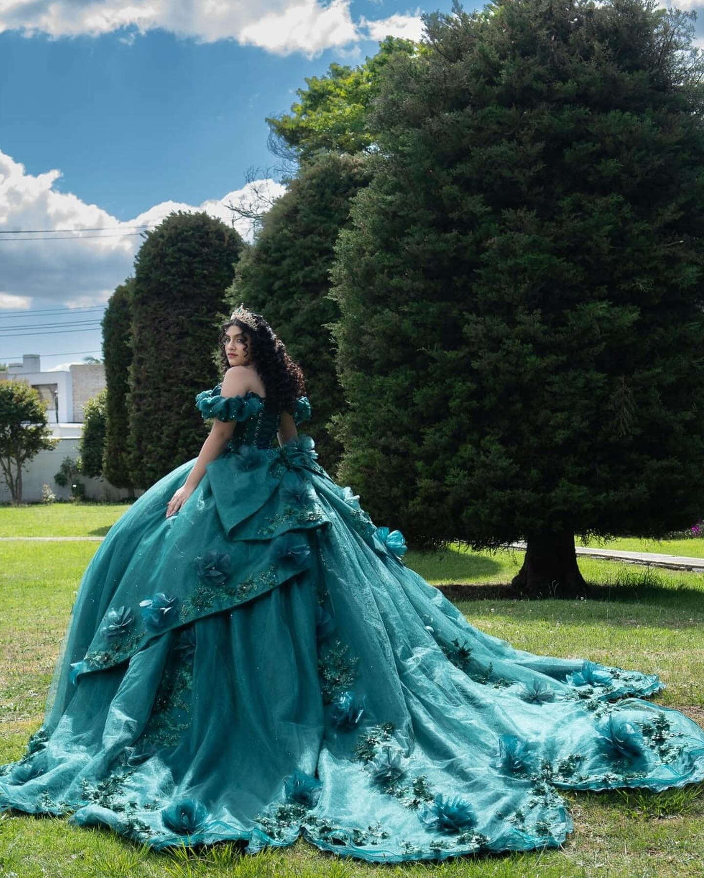 HE059 - Vestidos de quinceañera verde esmeralda con hombros descubiertos y encaje de tul con flores 3D para fiesta de cumpleaños de 16 años