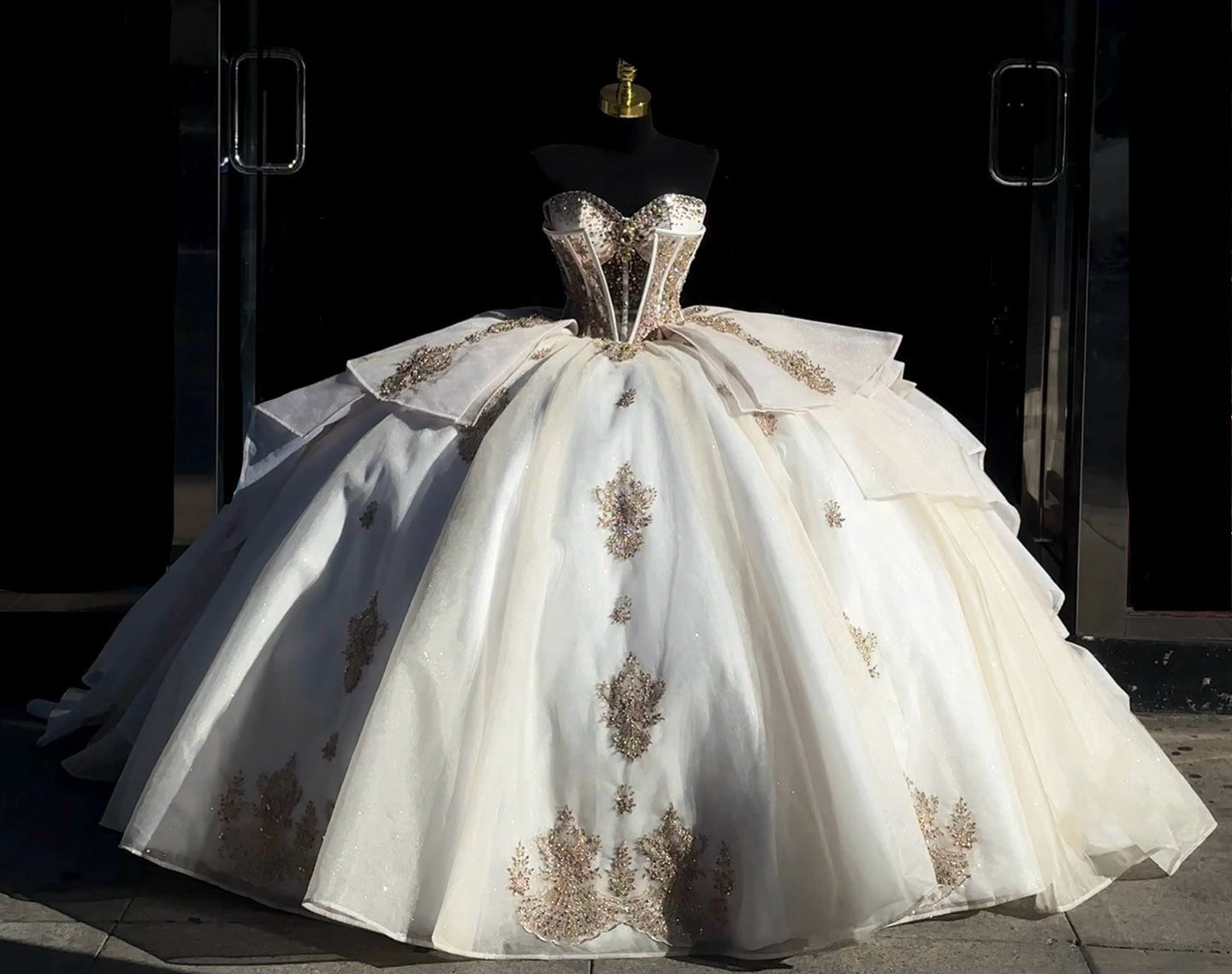 HE057 - Hermoso vestido de quinceañera color champán con apliques de tul y encaje con cuentas y escote en forma de corazón para fiesta de cumpleaños.