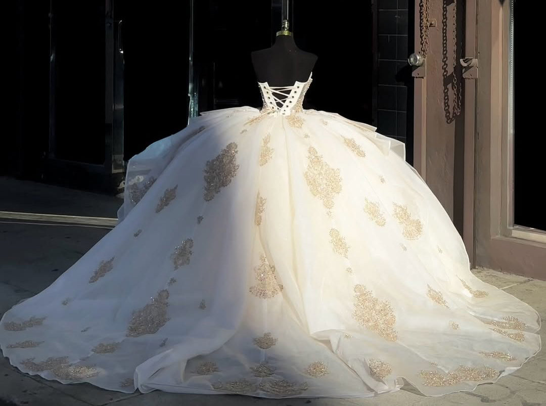 HE057 - Hermoso vestido de quinceañera color champán con apliques de tul y encaje con cuentas y escote en forma de corazón para fiesta de cumpleaños.