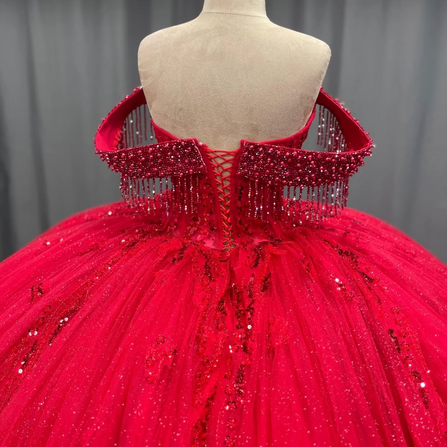 HE174-Vestido de quinceañera de tul rojo con cola larga, vestido de princesa con cuentas, vestido de fiesta de graduación sin mangas con hombros descubiertos para dulces 16