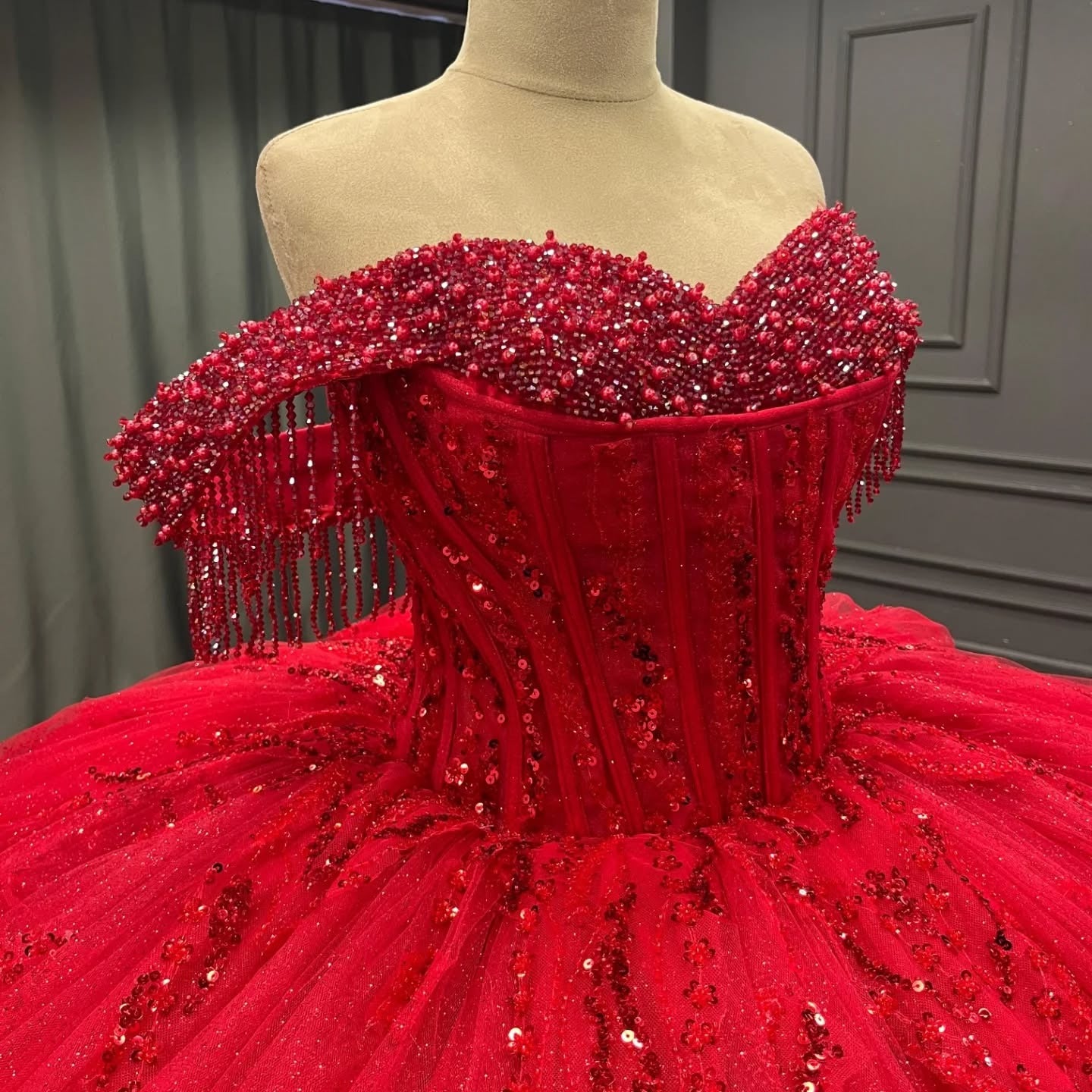 HE174-Vestido de quinceañera de tul rojo con cola larga, vestido de princesa con cuentas, vestido de fiesta de graduación sin mangas con hombros descubiertos para dulces 16