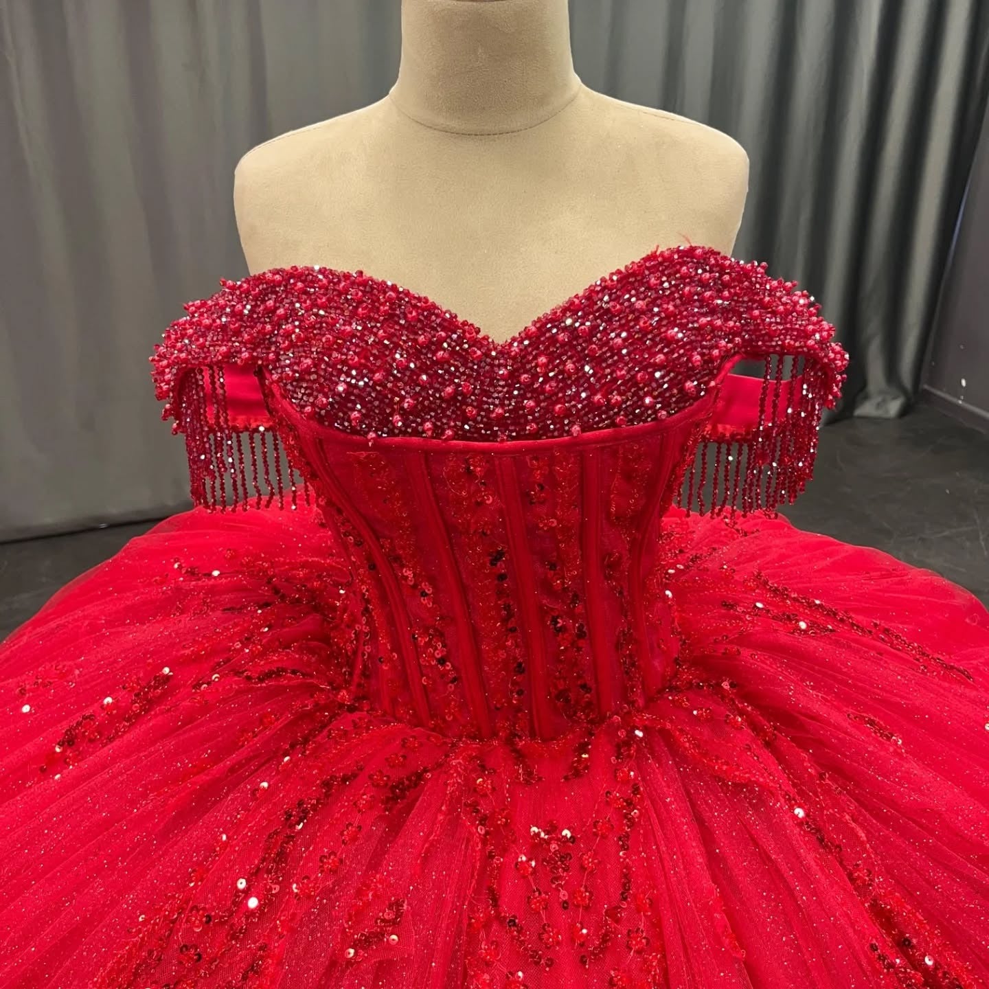 HE174-Vestido de quinceañera de tul rojo con cola larga, vestido de princesa con cuentas, vestido de fiesta de graduación sin mangas con hombros descubiertos para dulces 16