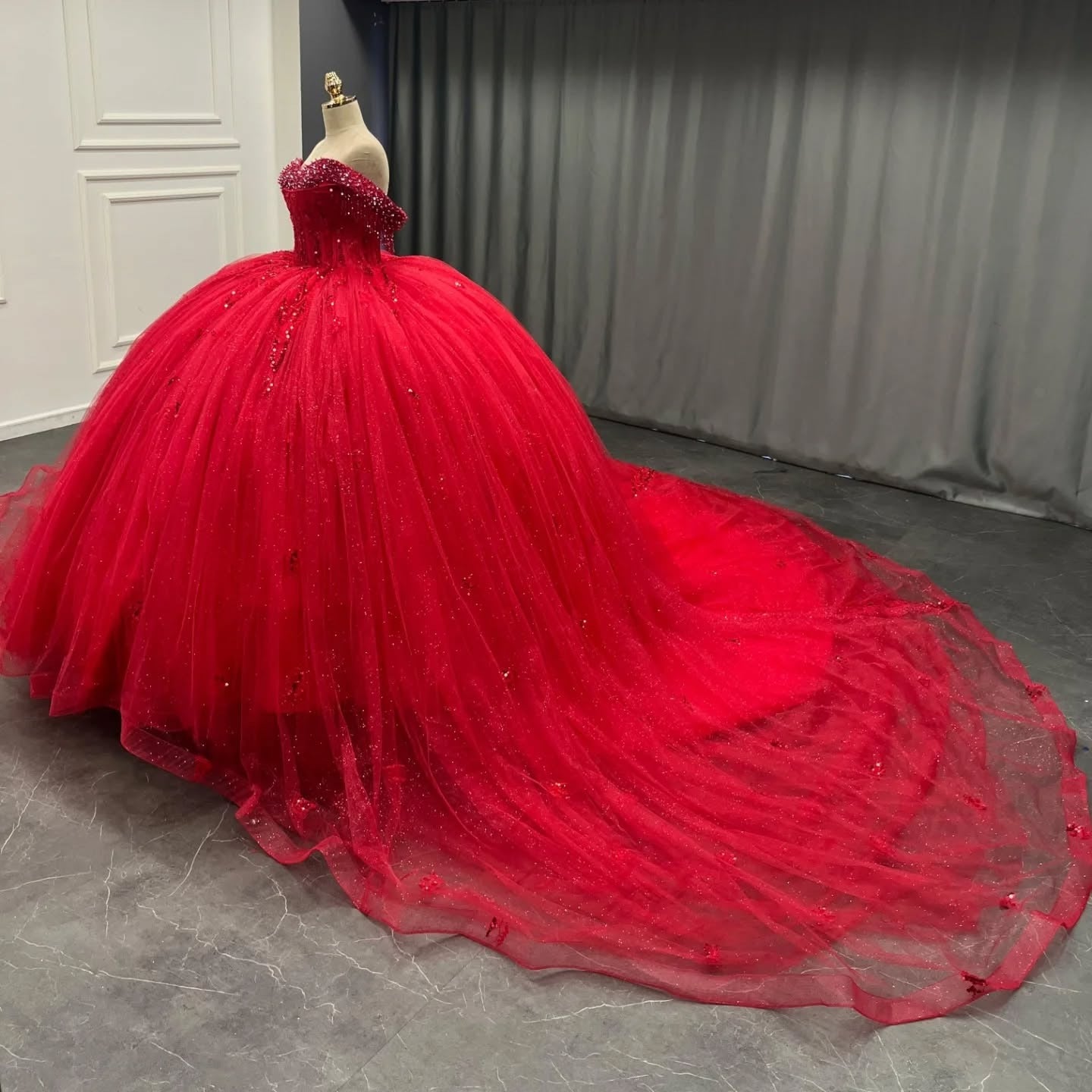 HE174-Vestido de quinceañera de tul rojo con cola larga, vestido de princesa con cuentas, vestido de fiesta de graduación sin mangas con hombros descubiertos para dulces 16