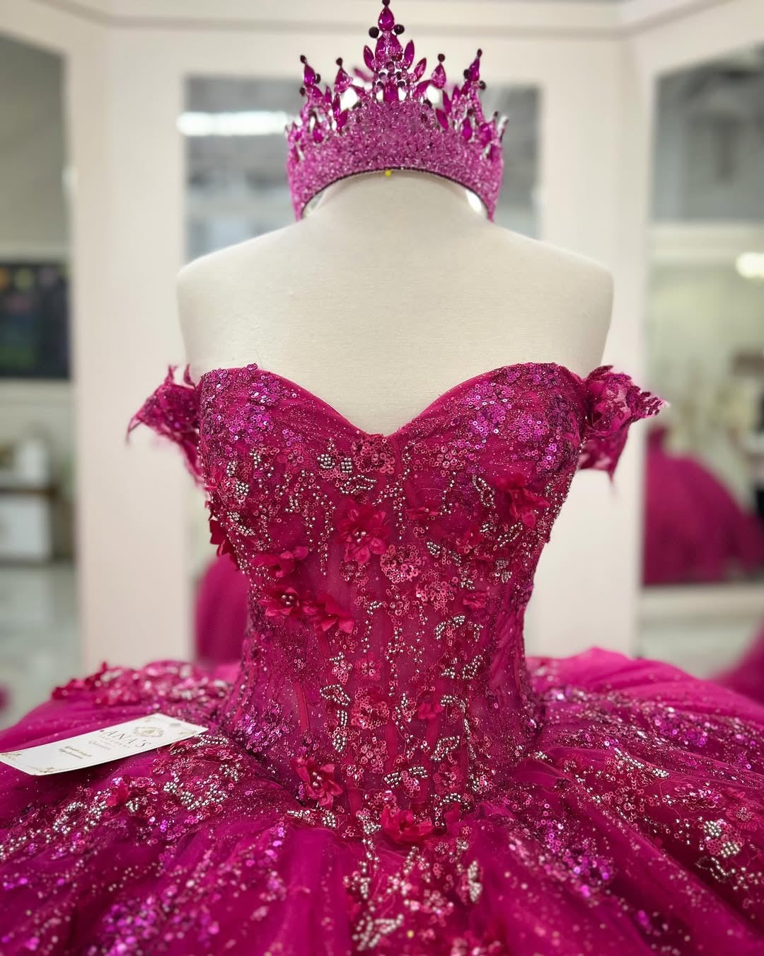 HE225 - Vestido de quinceañera de princesa con hombros descubiertos y apliques de encaje de tul, sin mangas