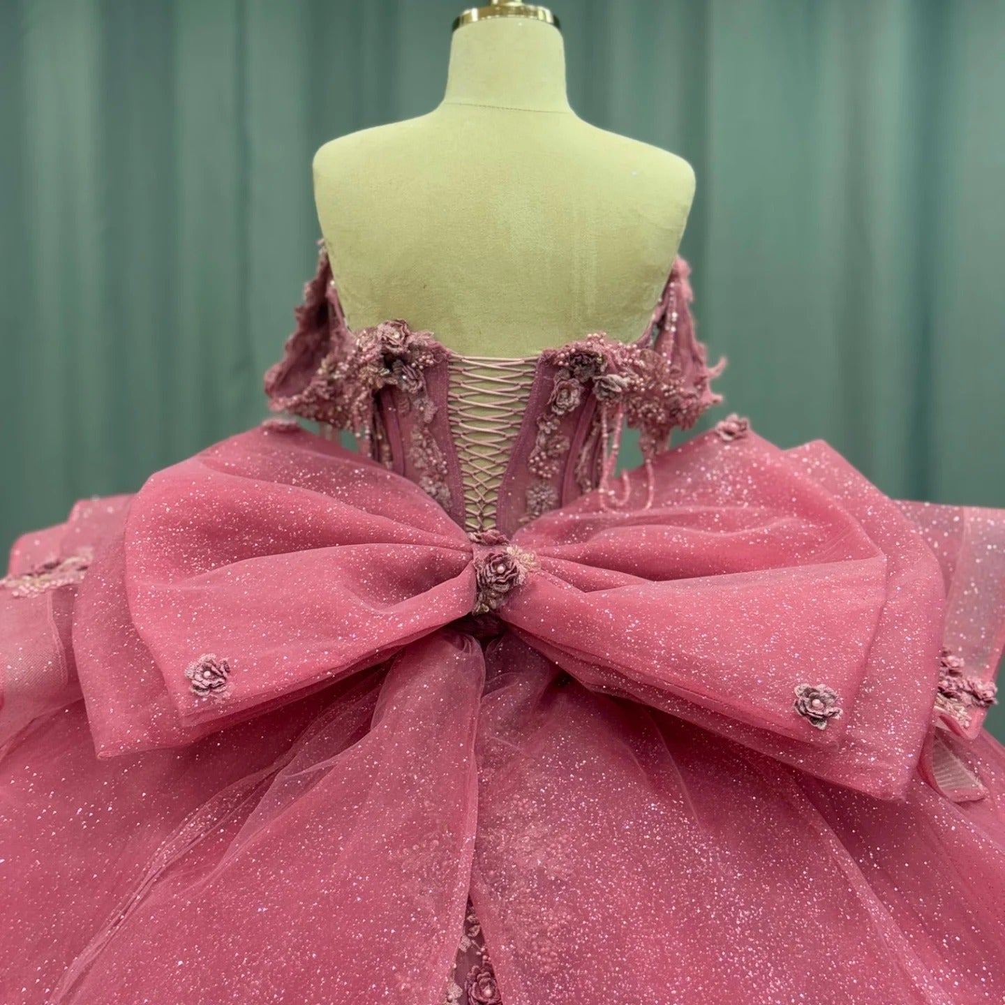 HE173 - Hermosos vestidos de quinceañera con hombros descubiertos, vestido de princesa con apliques de encaje de tul brillante y lazo.