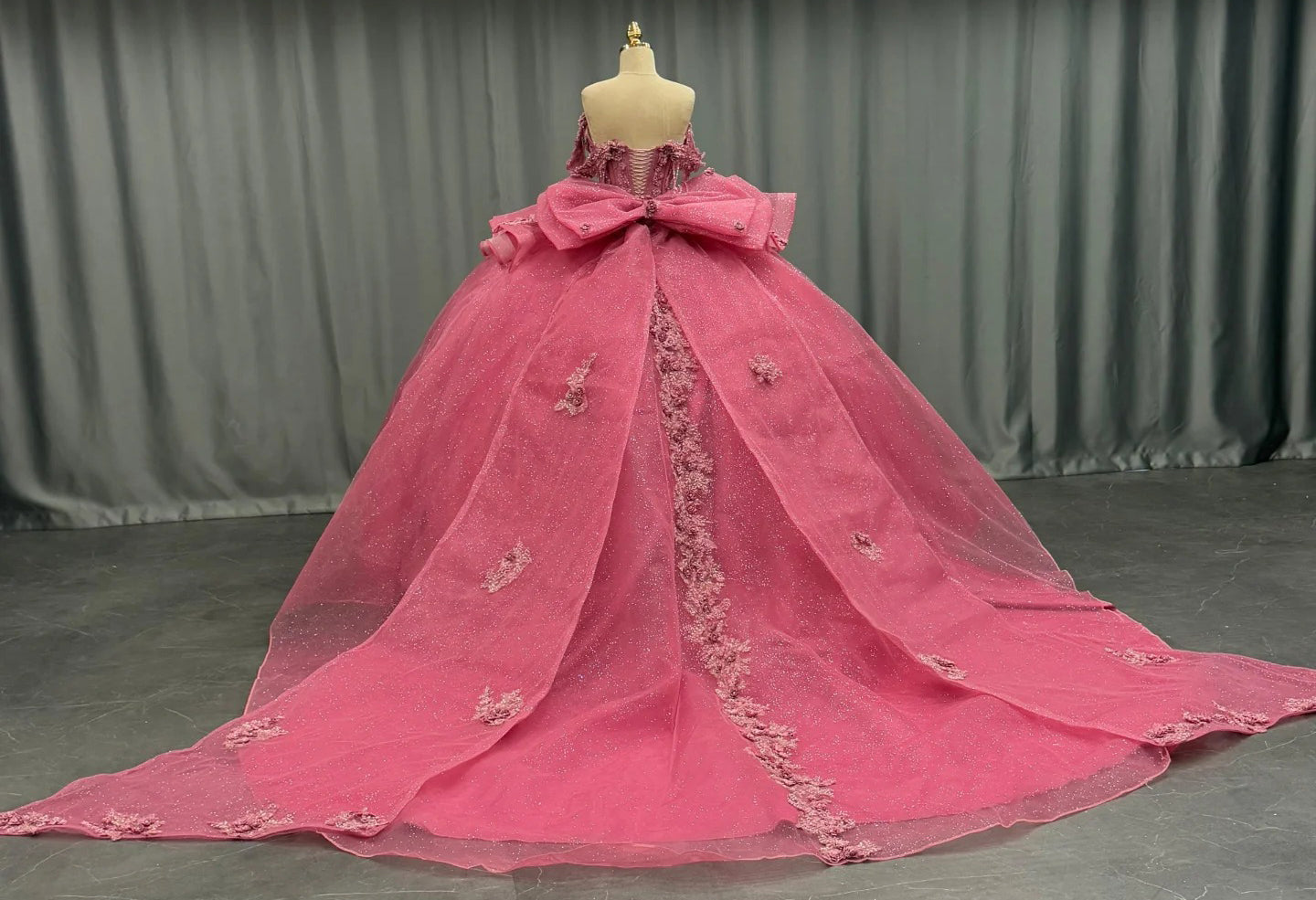 HE173 - Hermosos vestidos de quinceañera con hombros descubiertos, vestido de princesa con apliques de encaje de tul brillante y lazo.