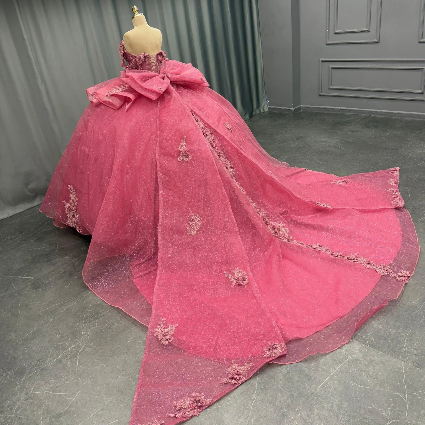 HE173 - Hermosos vestidos de quinceañera con hombros descubiertos, vestido de princesa con apliques de encaje de tul brillante y lazo.