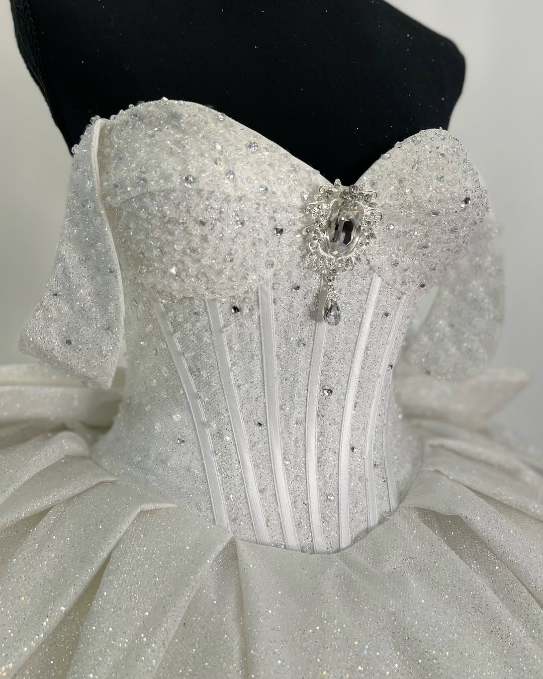 HE238 - Hermosos vestidos de quinceañera de tul brillante con cuentas y hombros descubiertos, vestidos de princesa para cumpleaños.