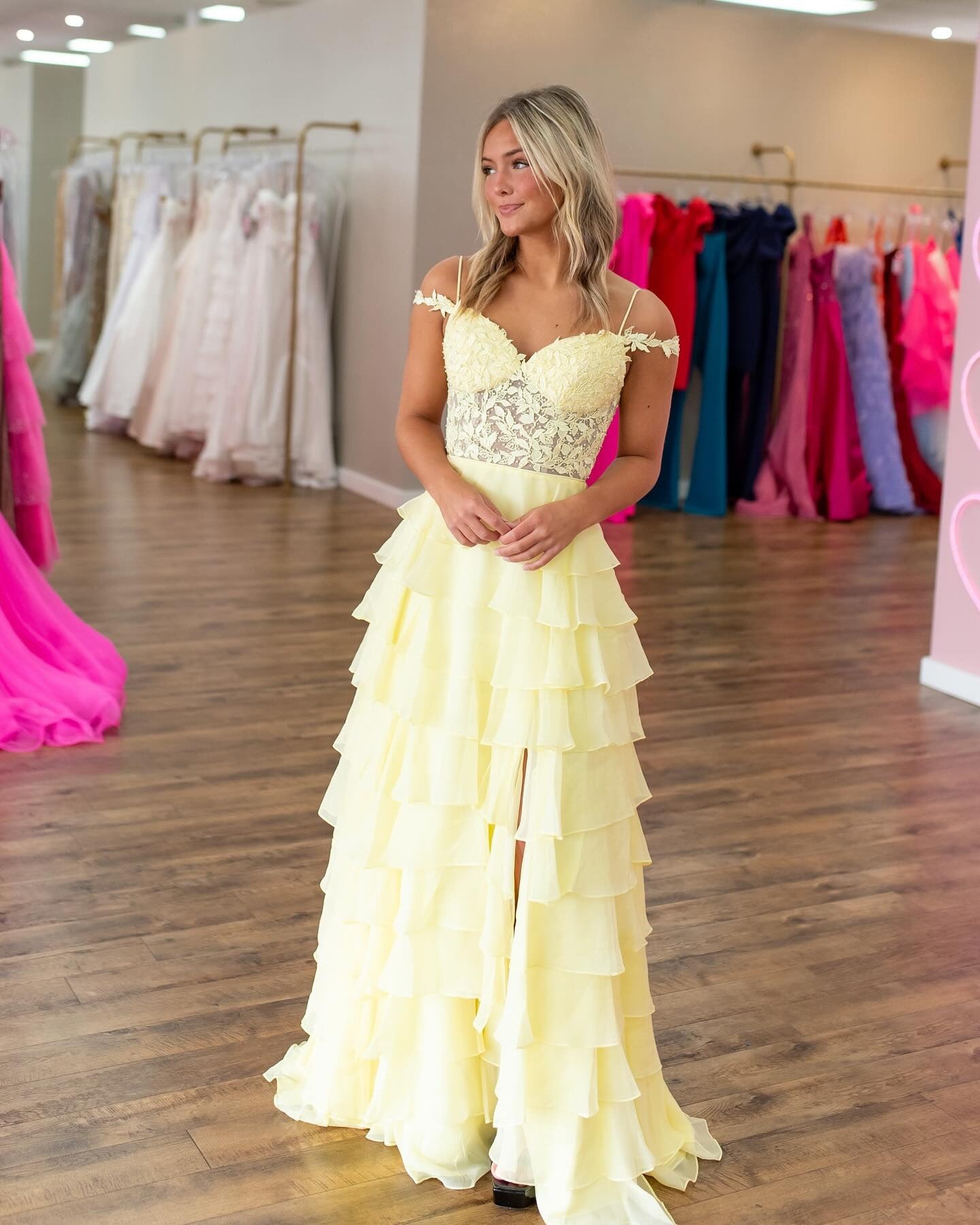 HE103-Vestido de fiesta largo de gasa con volantes y hombros descubiertos, con apliques de encaje, corte A, corte en A, para fiesta formal