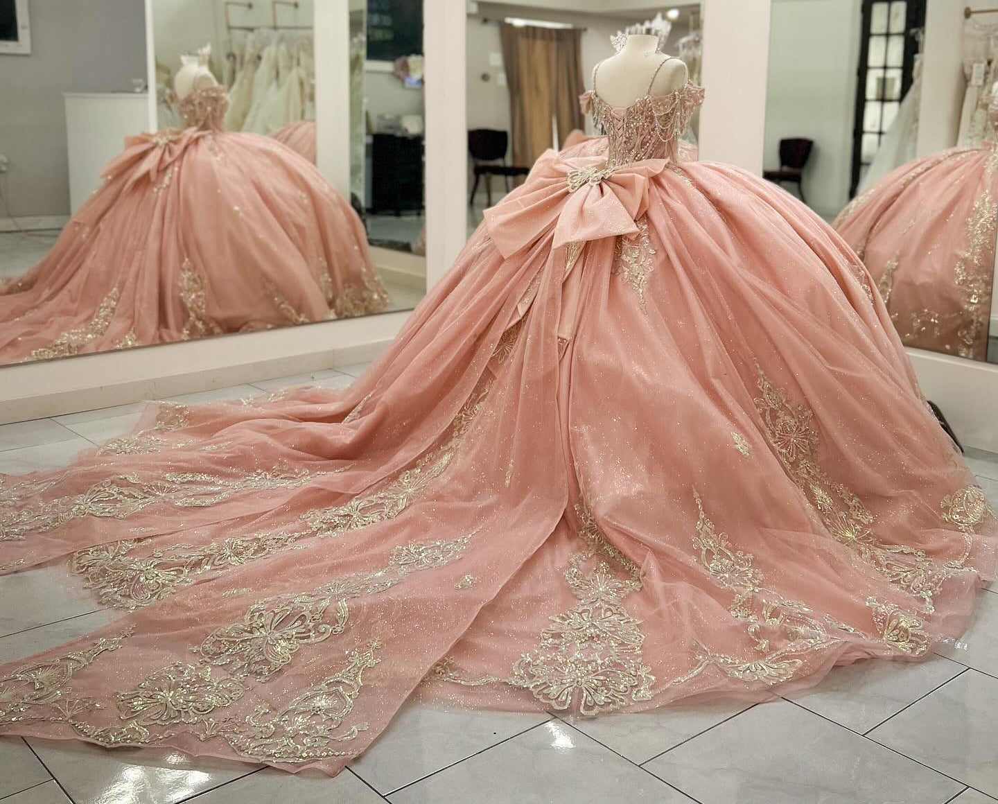 HE214 - Vestidos de quinceañera de tul con encaje y hombros descubiertos con lazo grande, estilo princesa, para fiesta de cumpleaños, sin mangas, para dulces 16