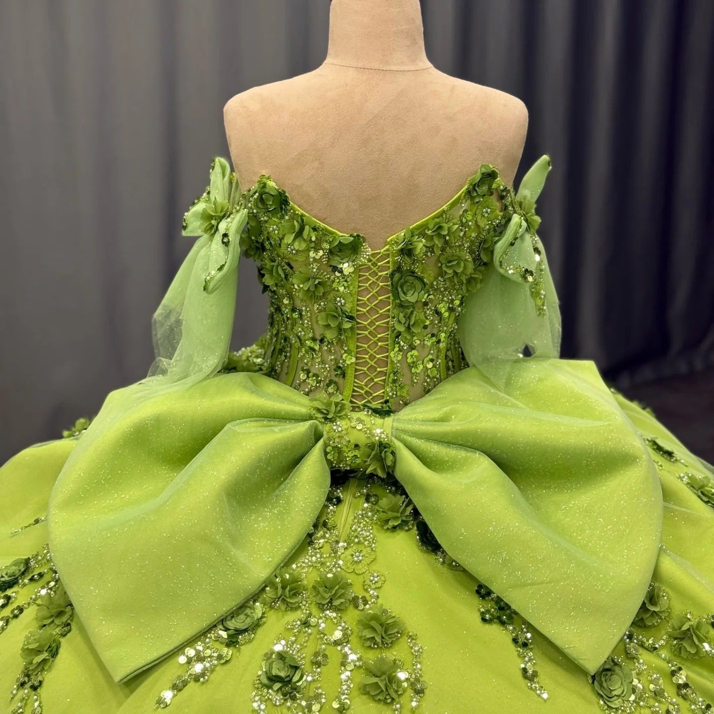 HE171 - Vestido de quinceañera princesa de satén con hombros descubiertos, vestido de baile con apliques de flores 3D y cuentas, para cumpleaños de 16 años