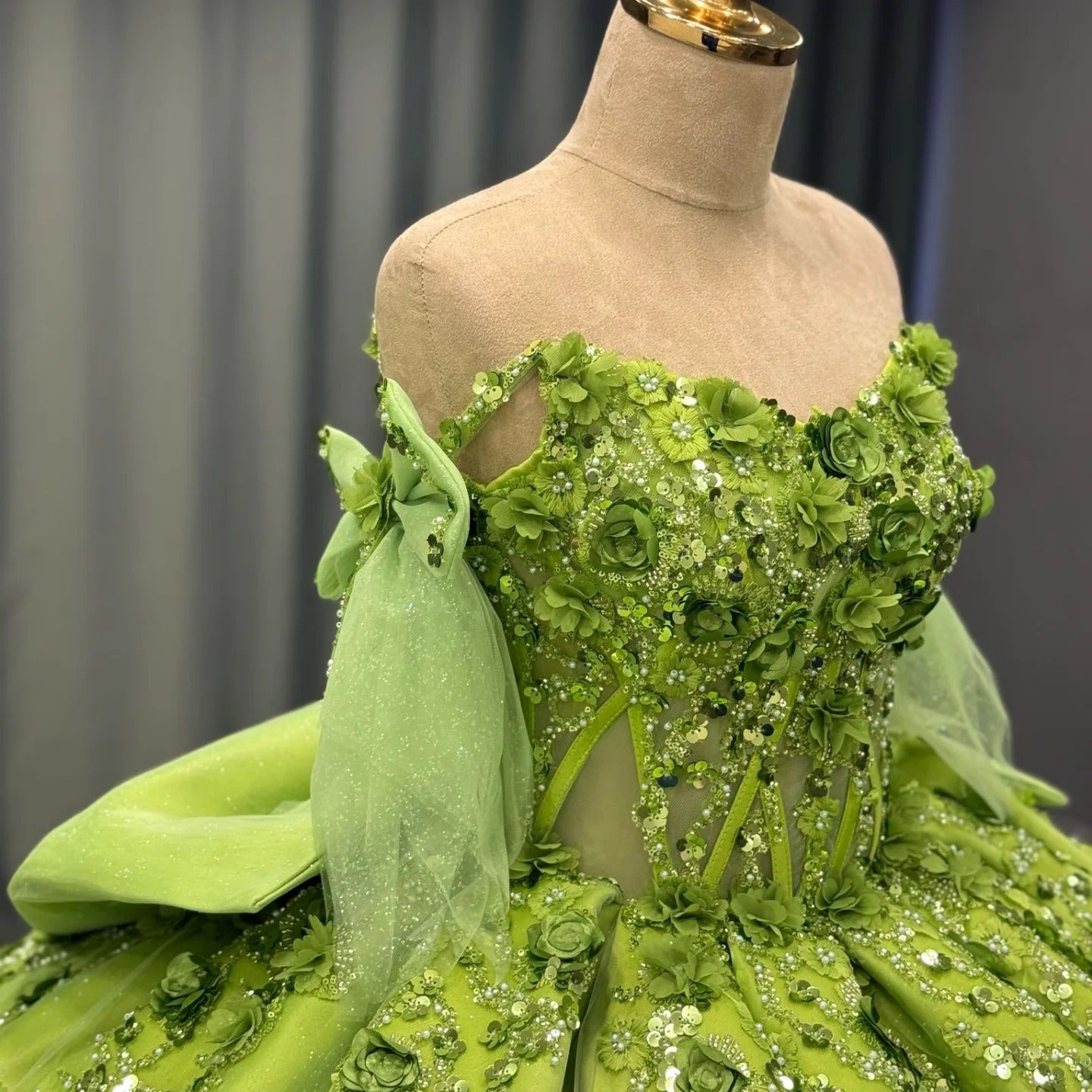HE171 - Vestido de quinceañera princesa de satén con hombros descubiertos, vestido de baile con apliques de flores 3D y cuentas, para cumpleaños de 16 años