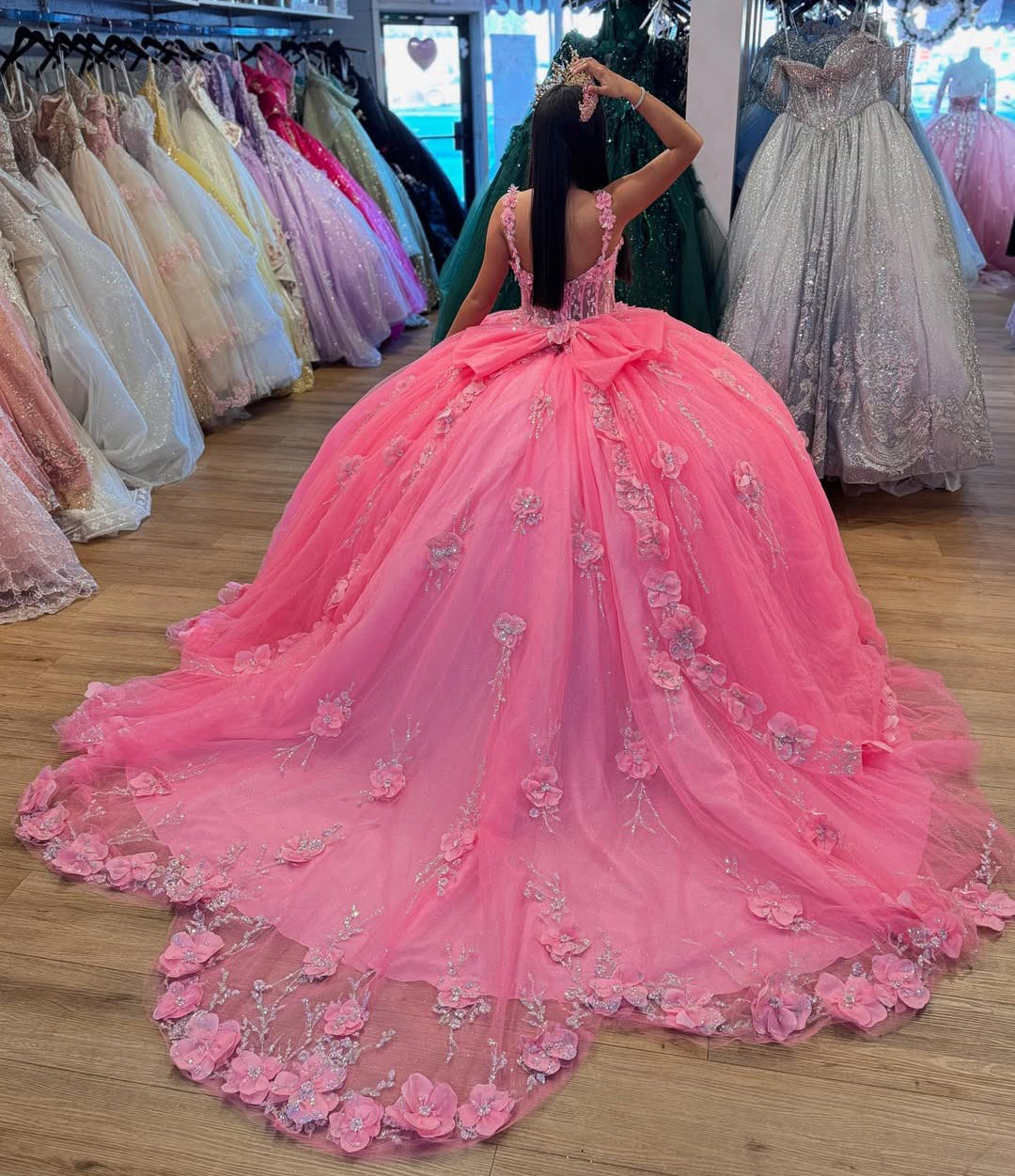 HE314-Vestido de quinceañera con escote en V, estilo princesa, color rosa intenso, con tul y flores 3D, ideal para fiestas de cumpleaños de 16 años
