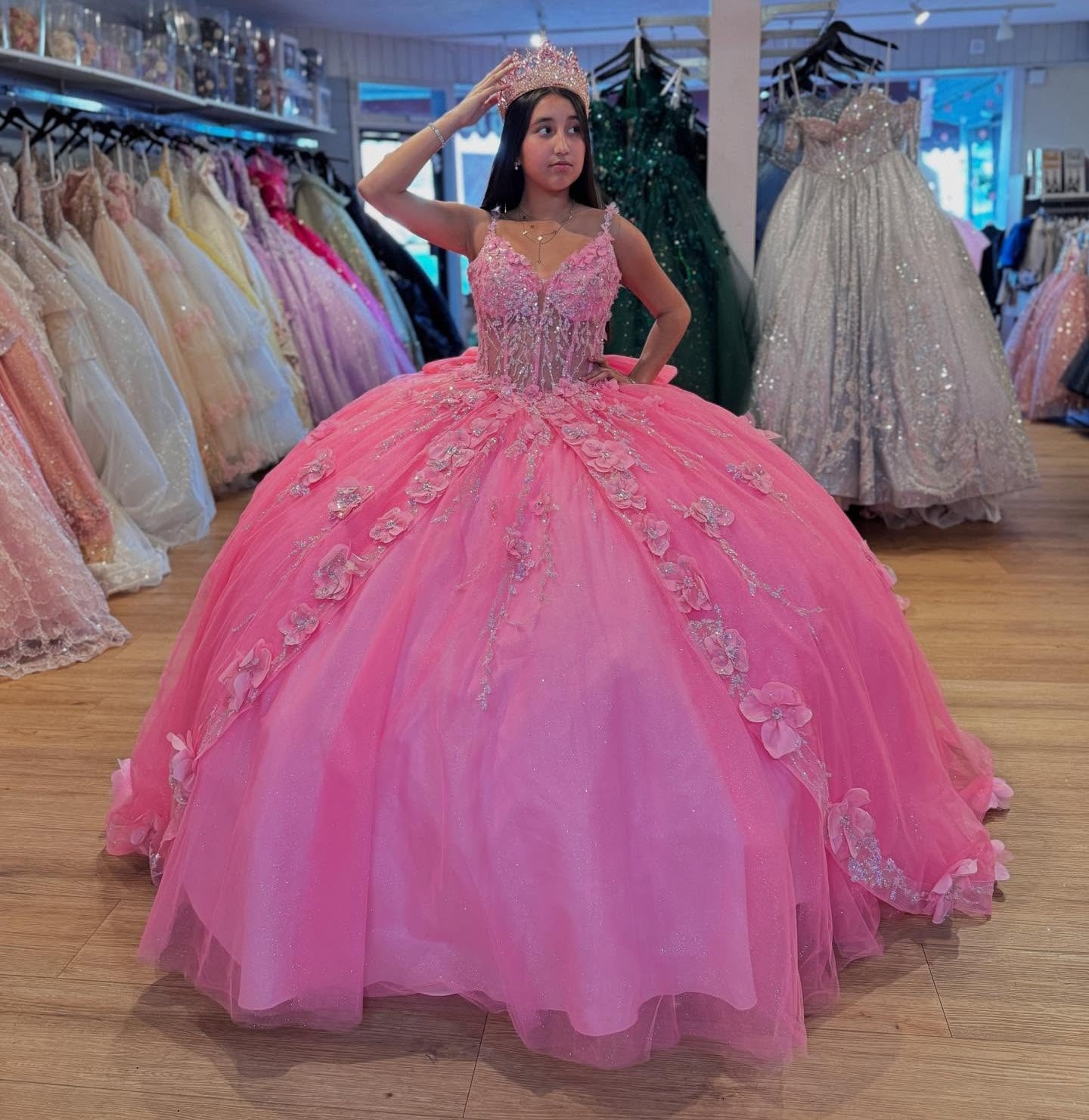 HE314-Vestido de quinceañera con escote en V, estilo princesa, color rosa intenso, con tul y flores 3D, ideal para fiestas de cumpleaños de 16 años
