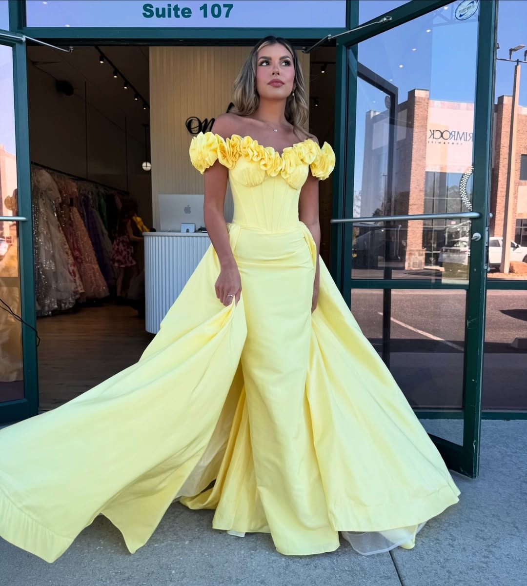 HE267-Vestido de fiesta largo amarillo de satén con volantes y corte sirena con hombros descubiertos, talla grande, para mujer