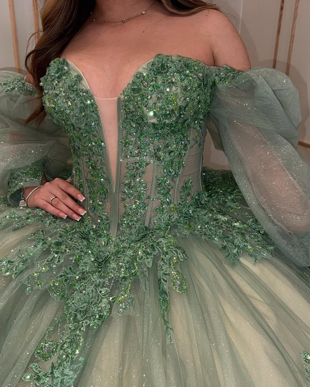 HE051-Green Lace Appliques Beaded Quinceanera Dresses Ball Gown Long Sleeves Sweet 16 Birthday Party Dress