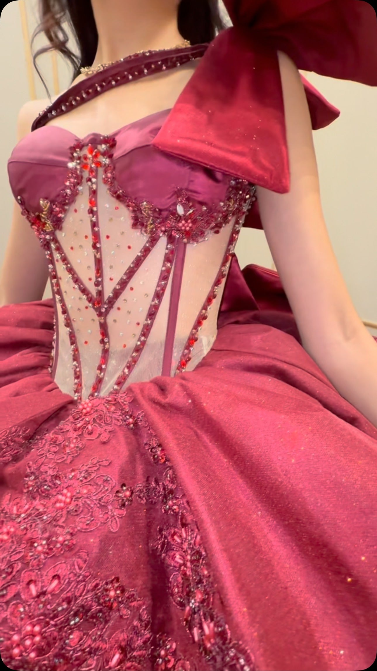 Burgunderrote Quinceanera-Kleider mit einer Schulter und Tüll-Perlen, süße 16-Abschlussball-Party-Kleider HE063