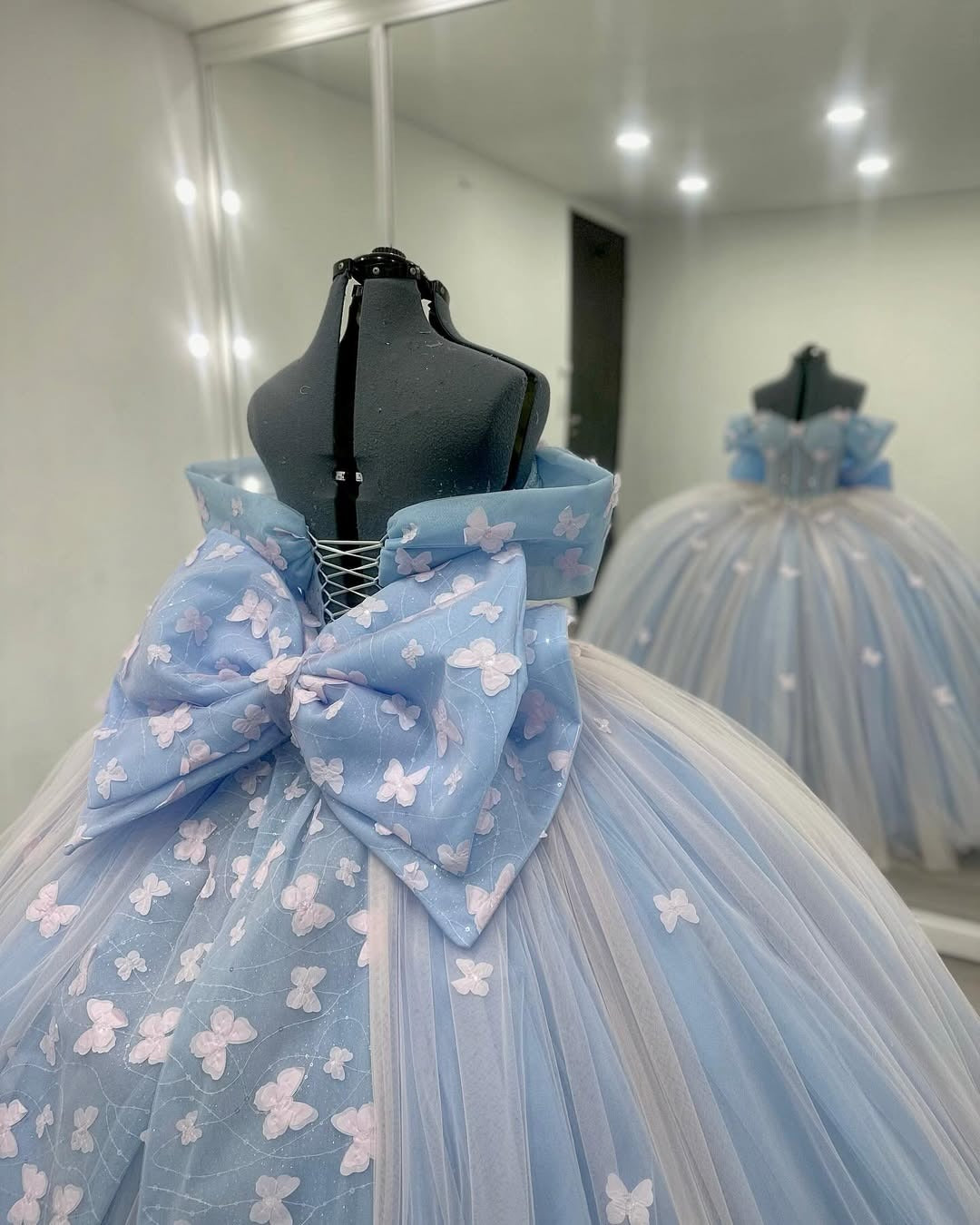 Vestidos de quinceañera con tul y flores, HE443