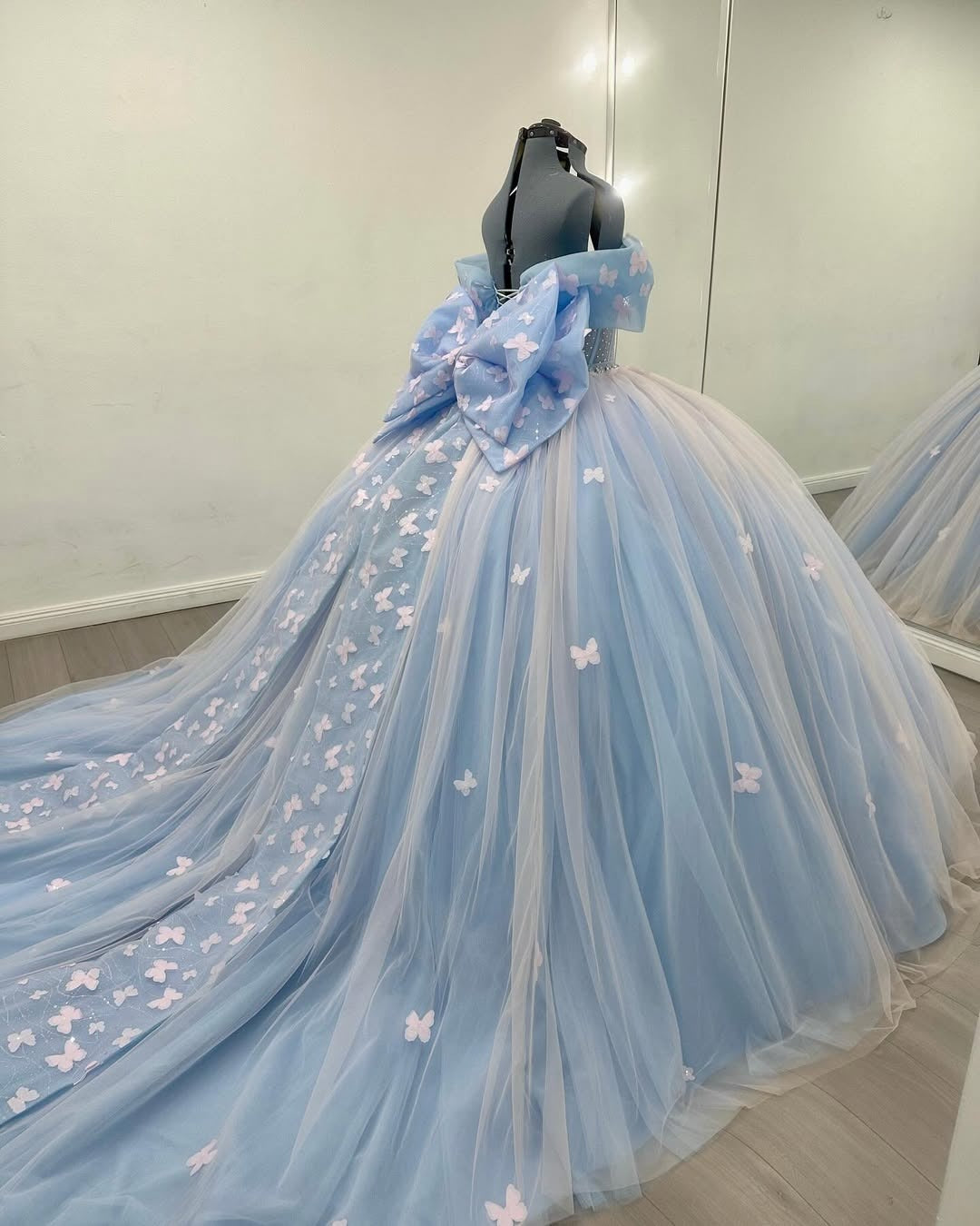 Vestidos de quinceañera con tul y flores, HE443