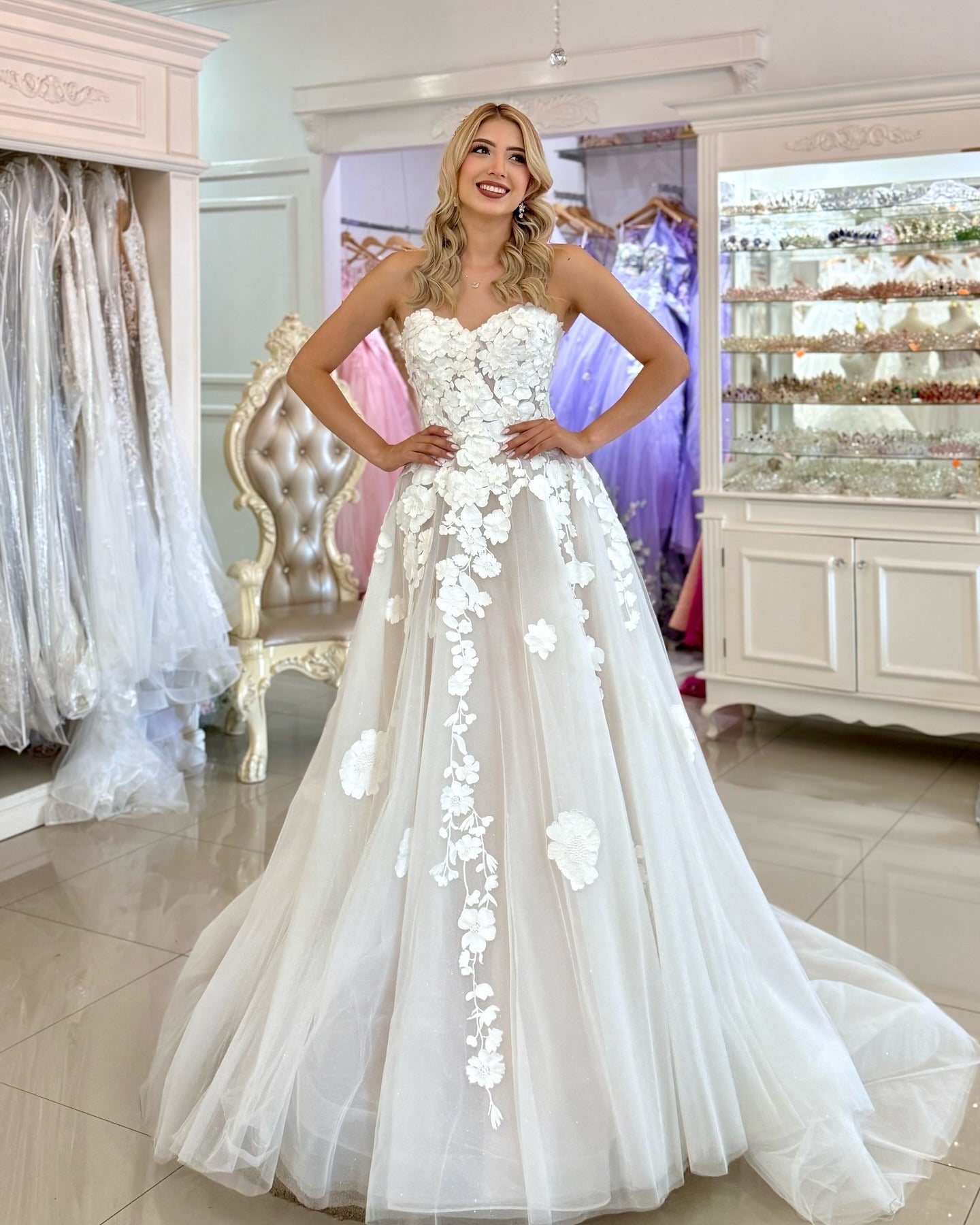 Women's A Line Sweetheart Lace Appliqued Boho Wedding Dresses Strapless Beach Wedding Gowns HE1056