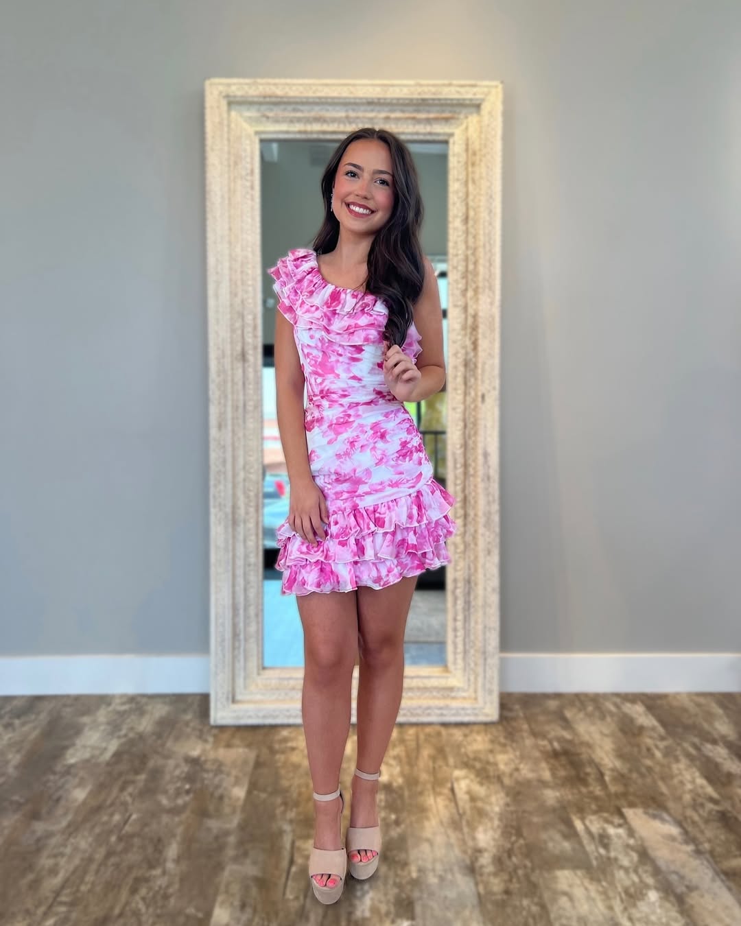 Vestidos de cóctel con un solo hombro y estampado floral HE391