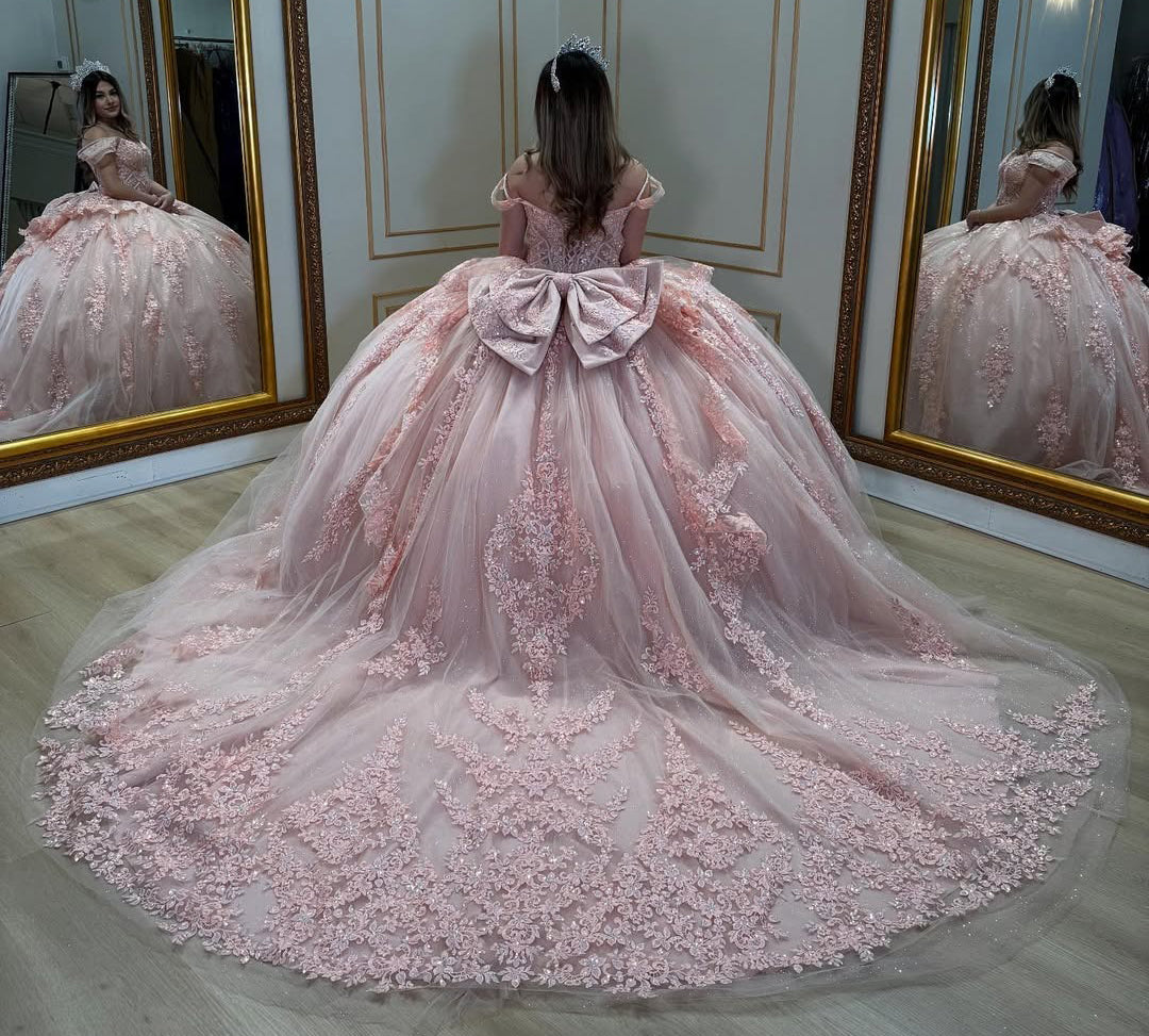 Gorgeous Tulle Lace Appliqued Beaded Sweet 16 Pink Quinceanera Dresses with Bow HE688