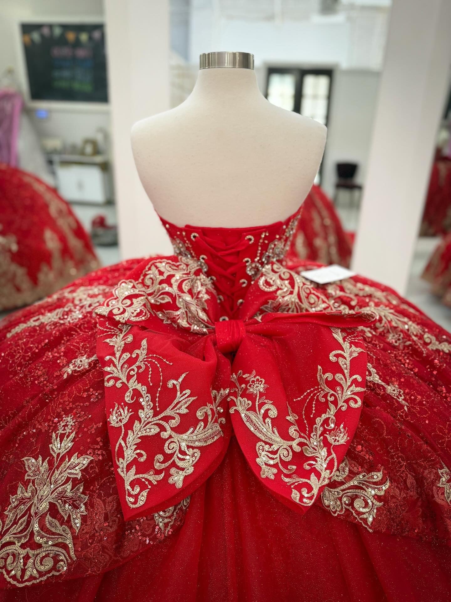 Princess Ball Gown V Neck Lace Appliqued Red Quinceanera Dresses with Ruffles HE684