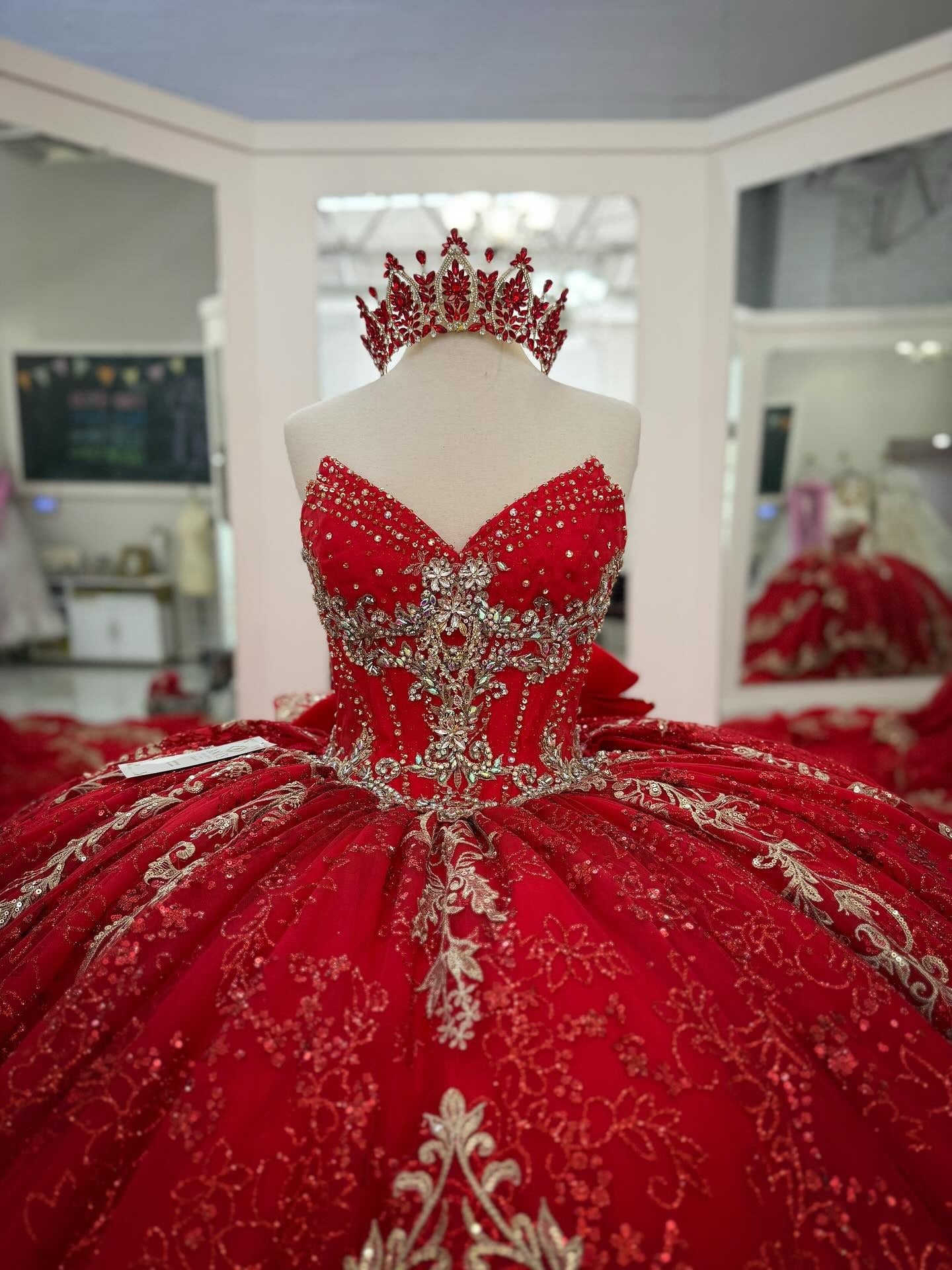 Princess Ball Gown V Neck Lace Appliqued Red Quinceanera Dresses with Ruffles HE684