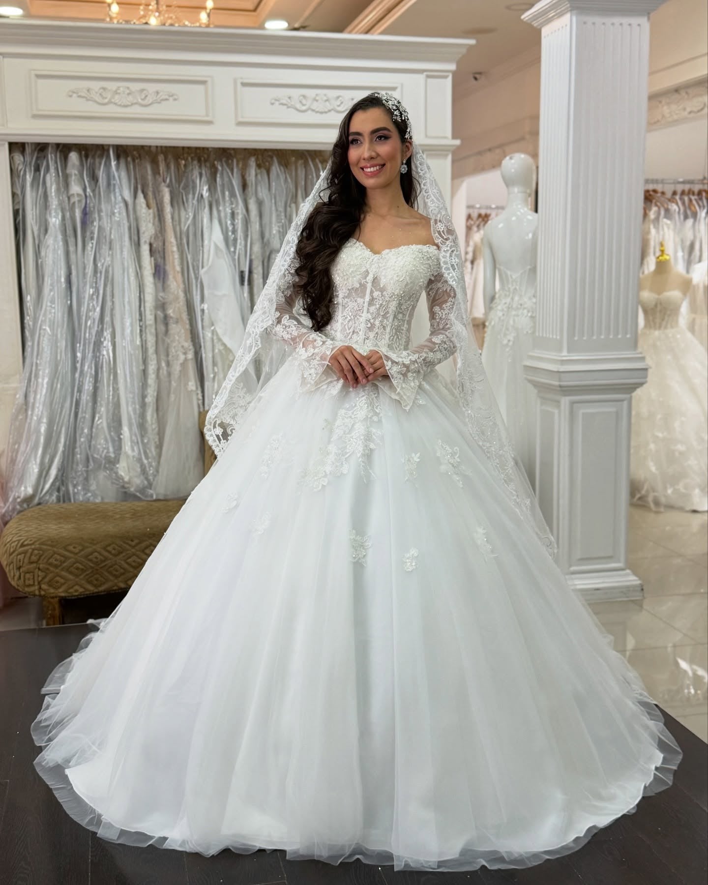 Off Shoulder Tulle Lace Appliqued Boho Wedding Dresses Long Sleeves Wedding Gowns for Bride HE1054