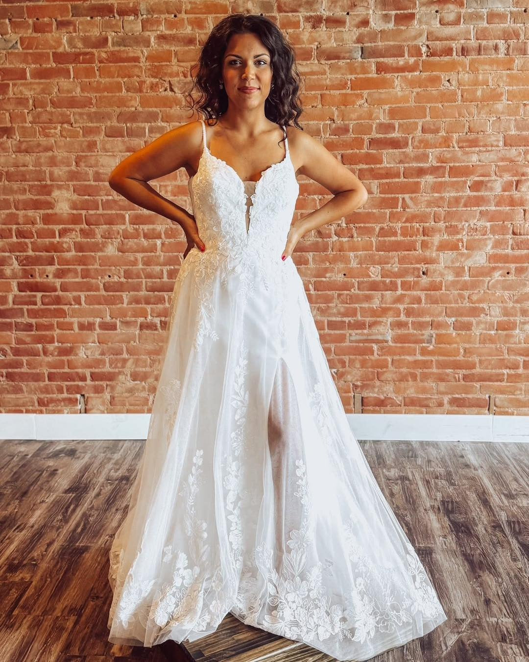 A Line Beach Wedding Dresses for Women Tulle Appliqued Boho V Neck Bridal Gowns HE1128