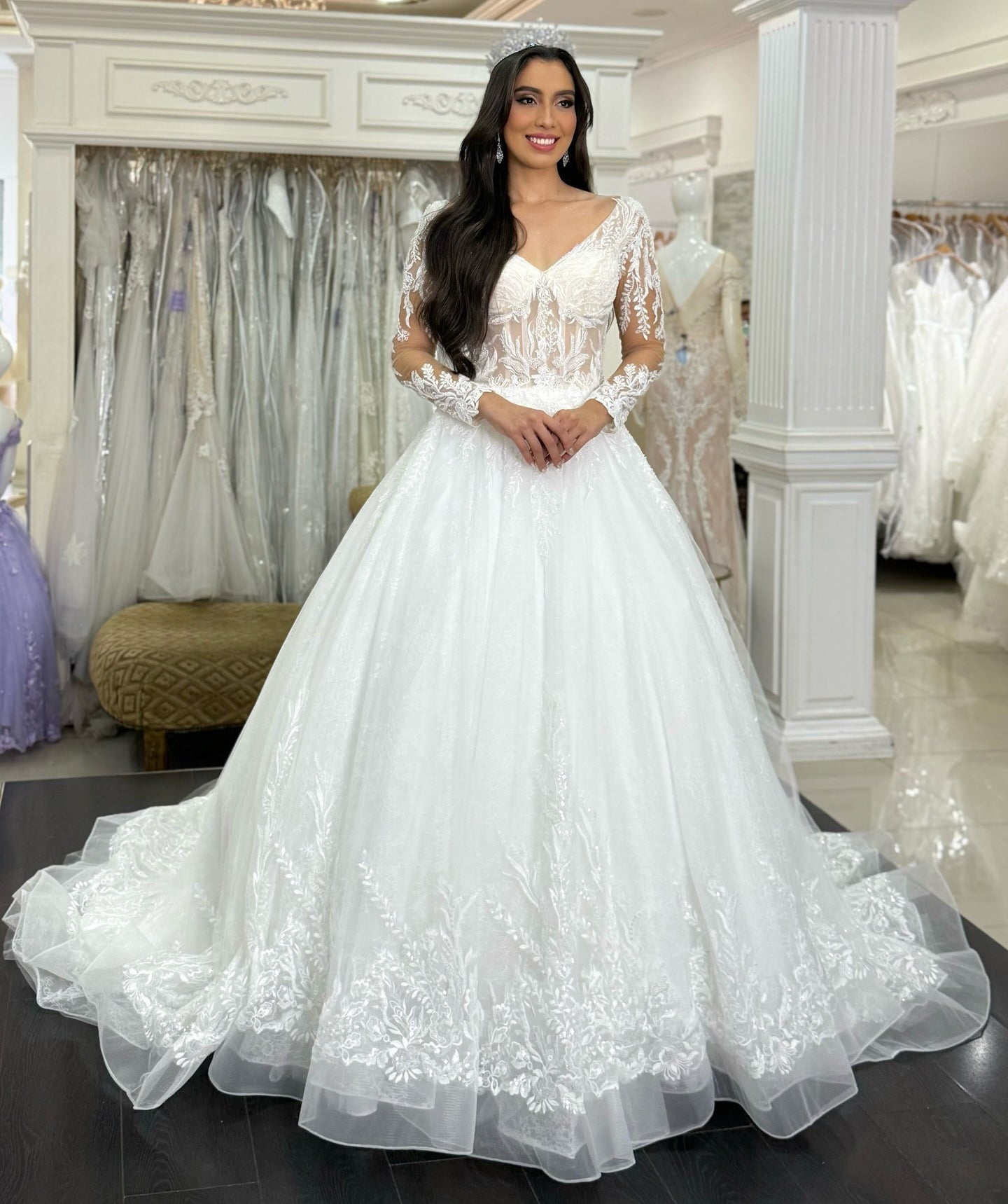 Long Sleeves A Line V Neck Lace Appliqued Beach Wedding Dresses for Bride HE988