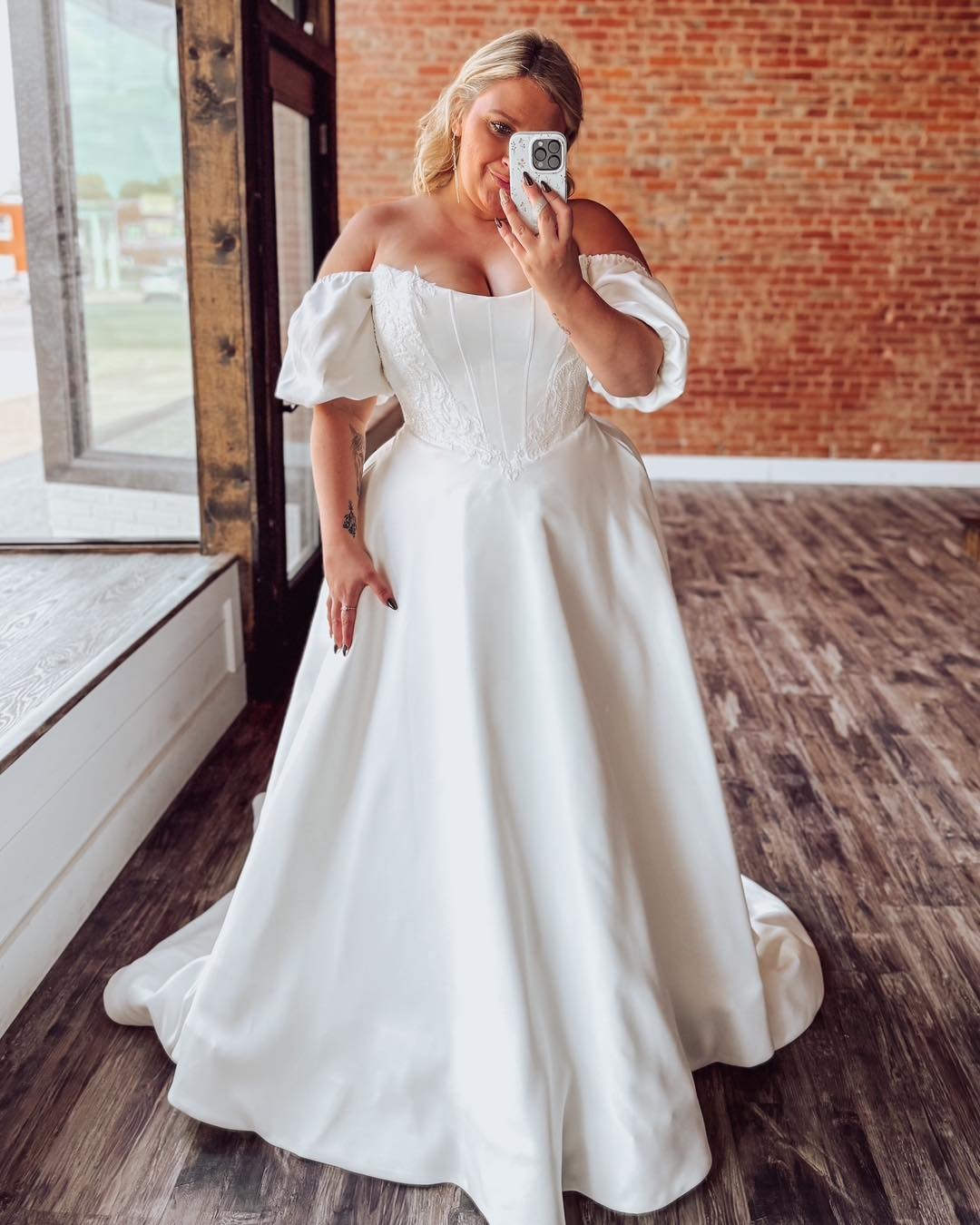 Off Shoulder Satin A Line Wedding Dresses Sweetheart Corset Beach Bridal Wedding Gowns HE1118