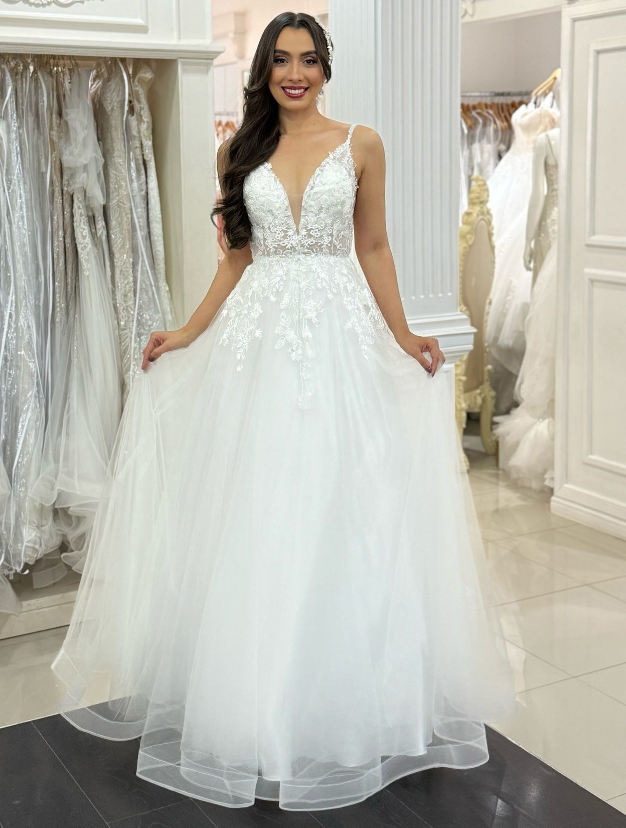 Women's A Line V Neck Wedding Dresses Plus Size Beach Tulle Appliqued Wedding Gowns HE1057