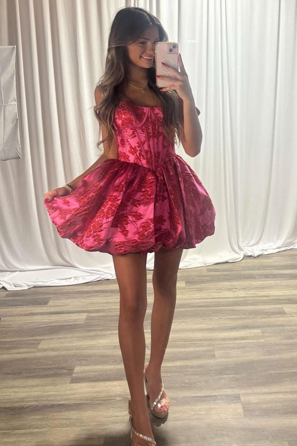 Vestidos de fiesta plisados con hombros descubiertos y estampado floral HE601