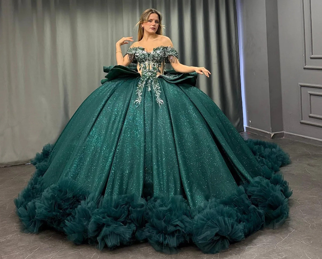 Glittery Tulle Lace Tiered Green Quinceanera Dresses Ball Gown Party Dress for Sweet 15 HE1462