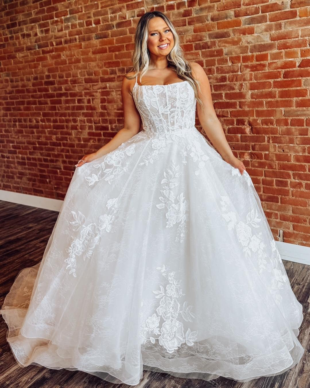 Glittery Tulle Lace Appliqued Wedding Dresses A Line Boho Bride Wedding Gowns HE1160