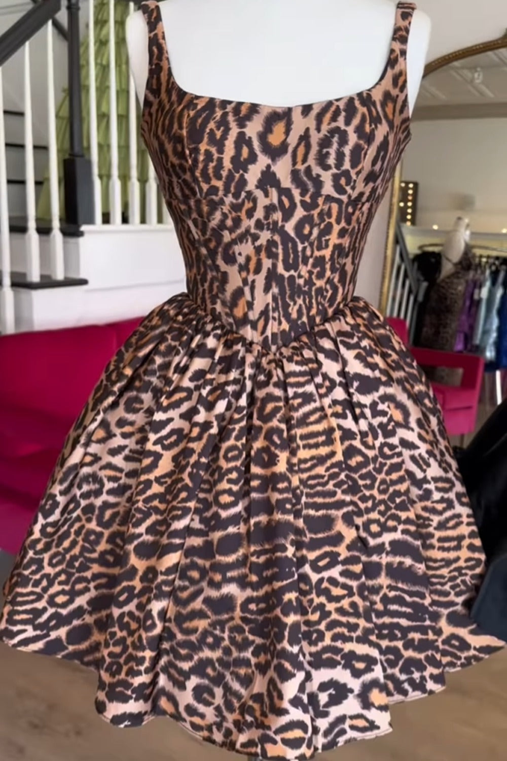 Hermoso vestido de fiesta corto de corte A con estampado de leopardo marrón y escote cuadrado HE616