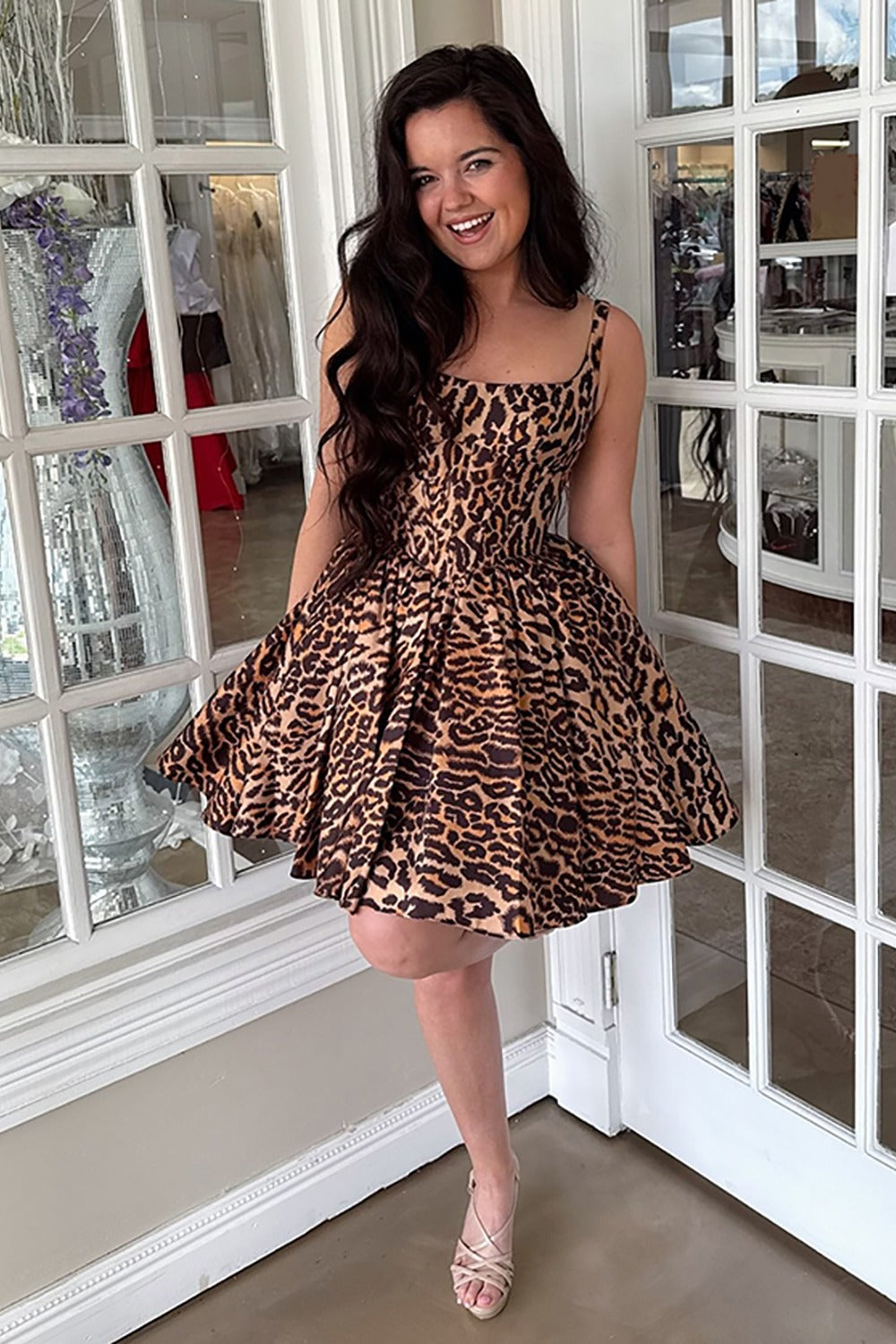 Hermoso vestido de fiesta corto de corte A con estampado de leopardo marrón y escote cuadrado HE616