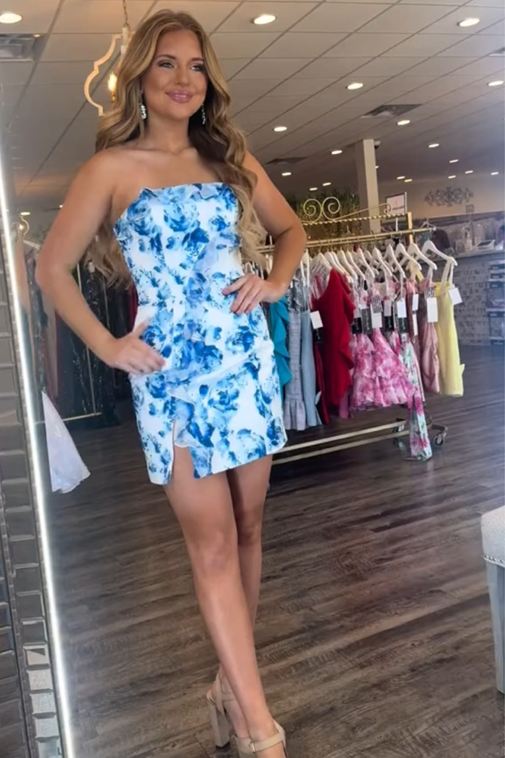 Vestido de fiesta ajustado, corto, sin tirantes, con volantes y estampado floral azul HE631