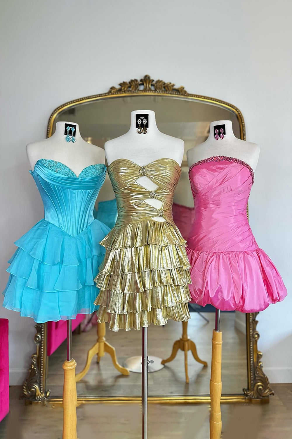 Vestido de fiesta corto fruncido en línea A con dorado metalizado y cuentas HE633