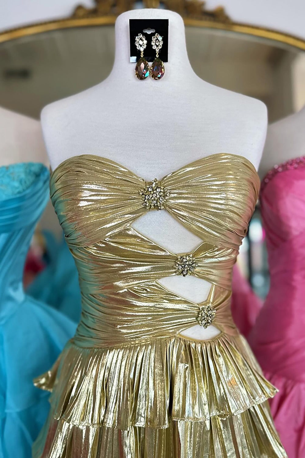 Vestido de fiesta corto fruncido en línea A con dorado metalizado y cuentas HE633