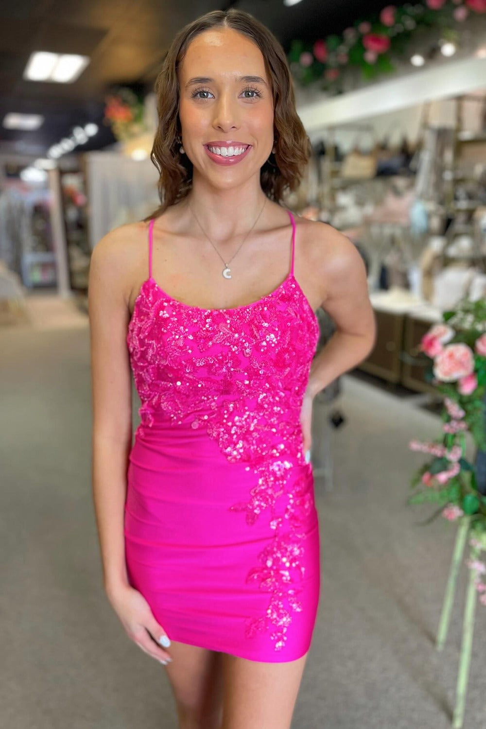 Vestido corto de fiesta con tirantes finos y apliques de satén fucsia brillante HE626