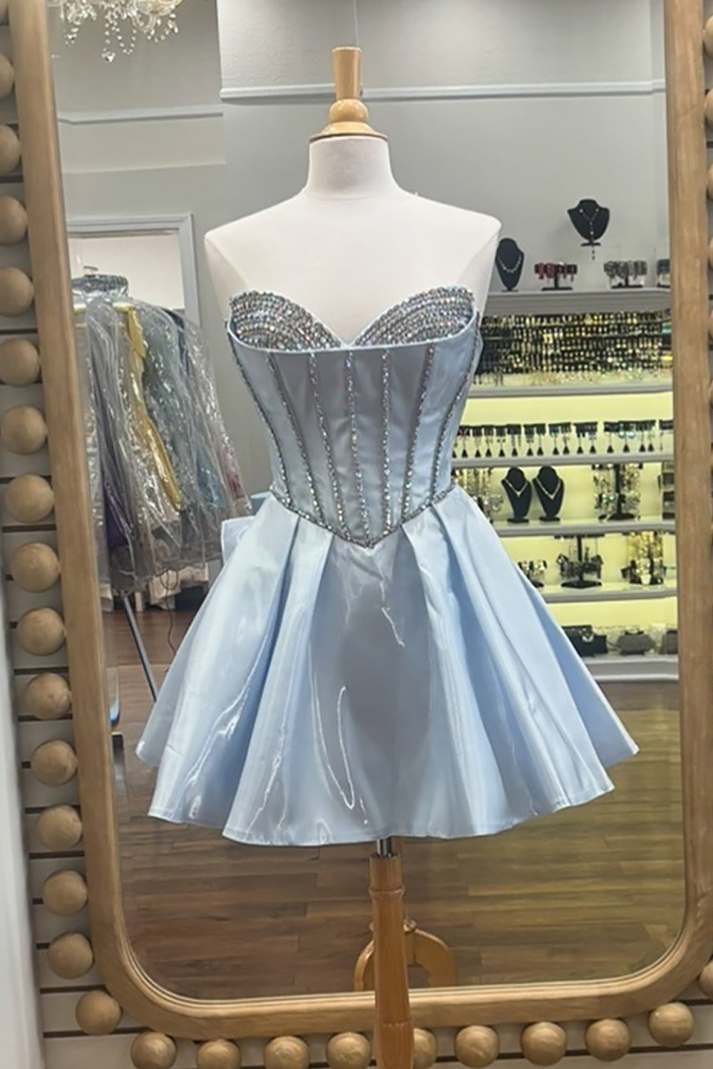 Vestido de fiesta de satén con cuentas, corte A y corsé brillante con lazo HE623