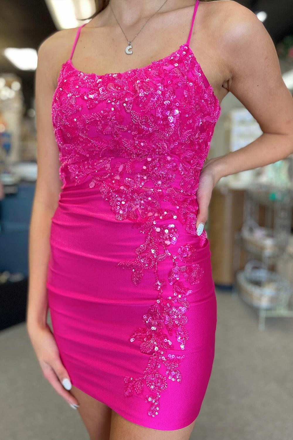 Vestido corto de fiesta con tirantes finos y apliques de satén fucsia brillante HE626