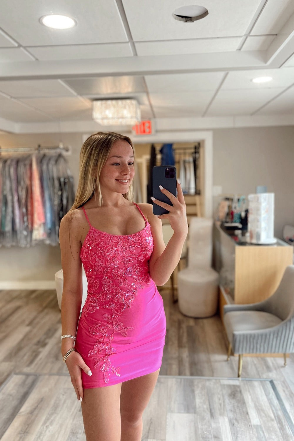 Vestido corto de fiesta con tirantes finos y apliques de satén fucsia brillante HE626