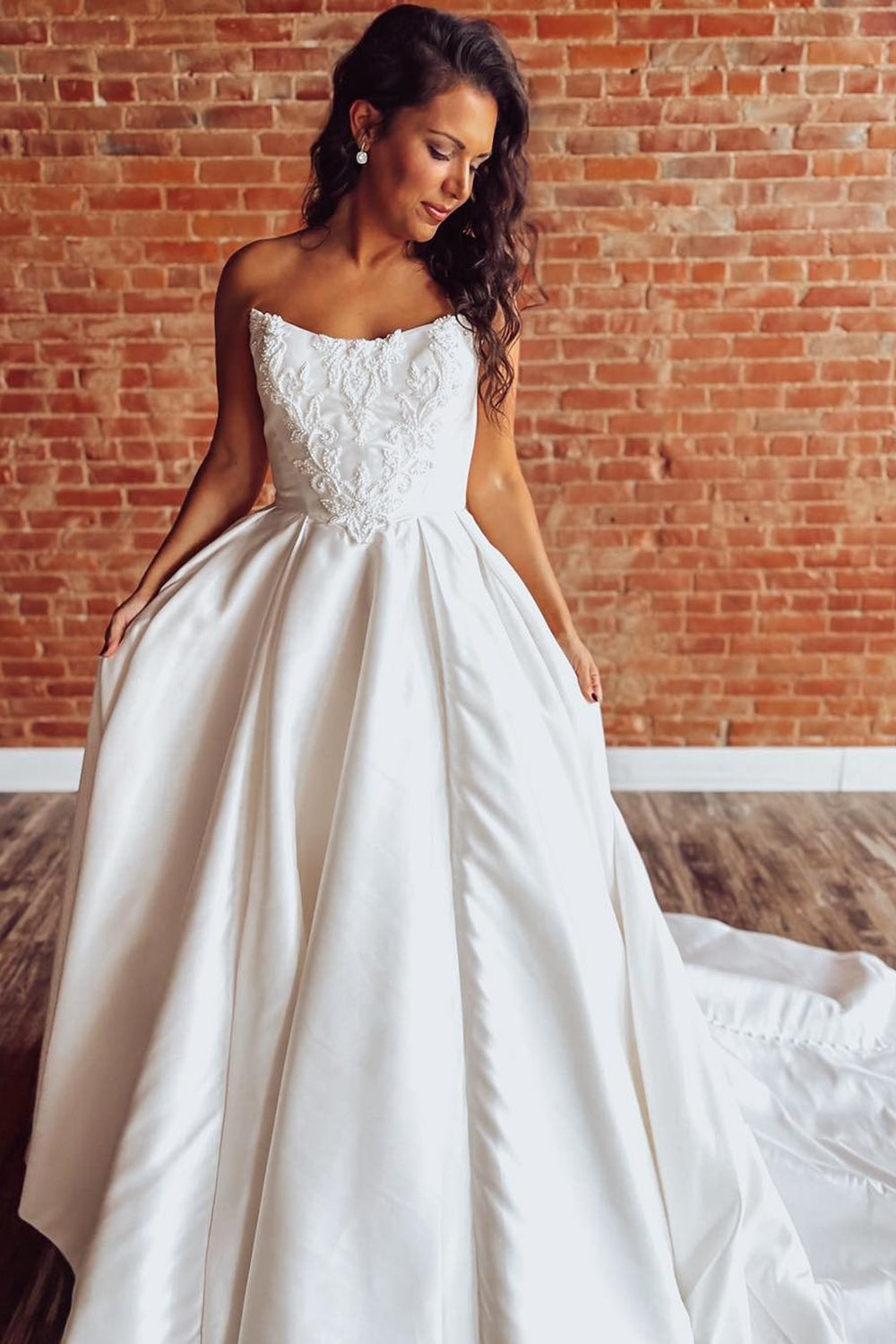 Sweetheart Satin Lace Appliqued Wedding Dresses A Line Strapless Wedding Gowns for Women HE1121