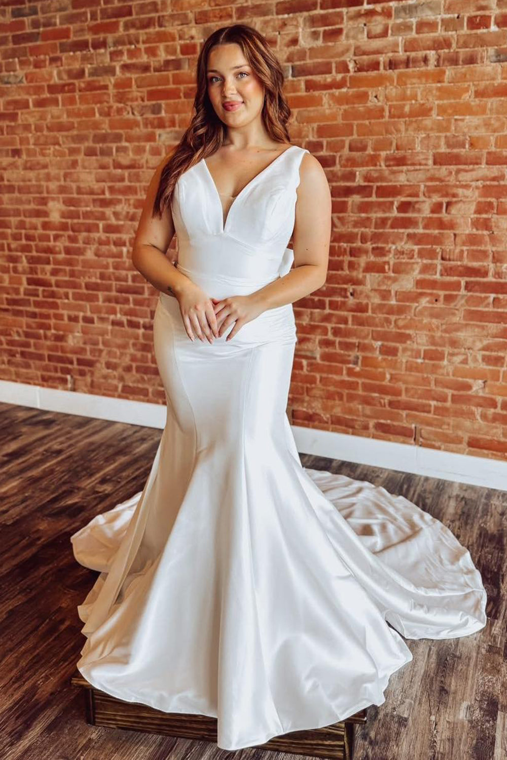 Mermaid V Neck Satin Wedding Dresses Boho Backless Wedding Gowns with Bowknot HE1116