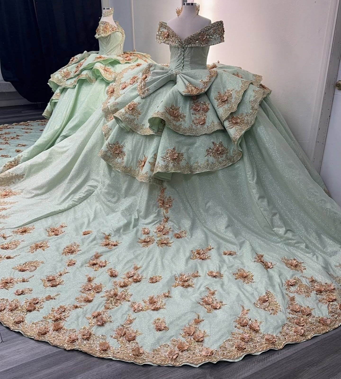Ball Gown Luxury Glittery Tulle Lace Crystal Quinceanera Dresses with Ruffles HE938